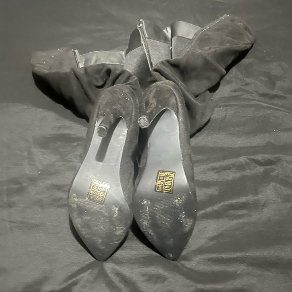 Simple black, high heel boots - Picture 3 of 3